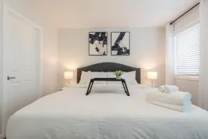 3bedroom Stylish Getaway by the Park with 2-Car Garage - Priddis