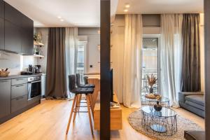 Black Swan Downtown Apartment