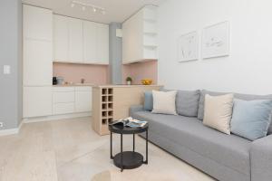 Sarmacka Apartment with Balcony Warsaw Wilanów by Renters