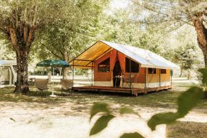Campings Camping Onlycamp Domelin : photos des chambres