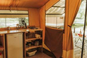 Campings Camping Onlycamp Domelin : photos des chambres