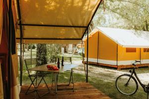 Campings Camping Onlycamp Domelin : photos des chambres