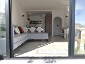 Airy 3br, AC, Garden, 2min Strip, 8min Oura Beach