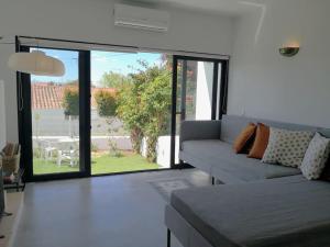 Airy 3br, AC, Garden, 2min Strip, 8min Oura Beach