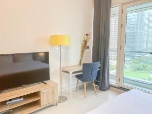 Cosmos Living Spacious Studio With Balcony