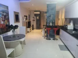 Kandi Posh 1BR. King bed, Wi-Fi! Free housekeeping - Malabañas