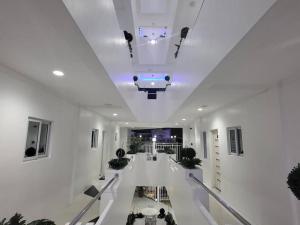 Sheryll Escapes - Kandi Posh 1BR with King bed, fibre Wi-Fi & Free housekeeping