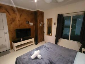 Sheryll Escapes - Kandi Posh 1BR with King bed, fibre Wi-Fi & Free housekeeping