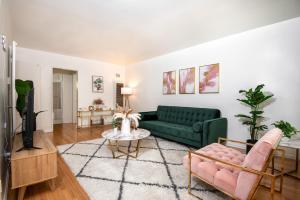 Elegance and Comfort in Prime LA Location