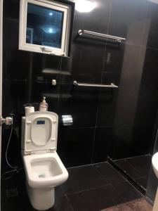 Sheryll Escapes - Kandi comfortable 1bedroom, king bed, housekeeping