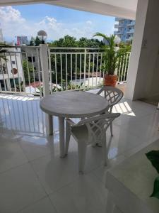 Sheryll Escapes - Kandi comfortable 1bedroom, king bed, housekeeping