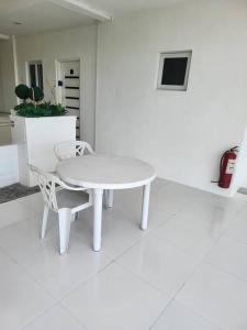 Sheryll Escapes - Kandi comfortable 1bedroom, king bed, housekeeping