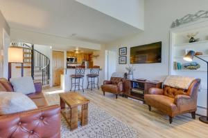 Ski-InandOut Granby Condo with Mtn Views and Balcony!