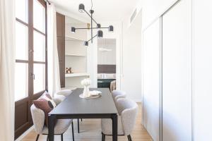 Premium 1 - 2 bedroom design apartments near Merce square