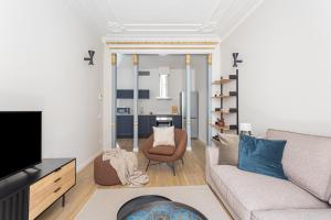 Premium 1 - 2 bedroom design apartments near Merce square