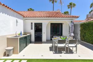 Bungalow with terrace in Maspalomas DS50 by VillaGranCanaria