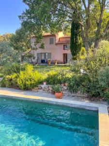 Maisons de vacances Maison avec piscine au pied du Luberon : photos des chambres