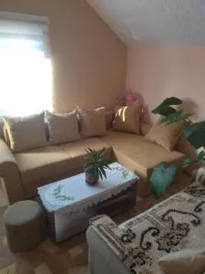 Rada smeštaj - Kremna