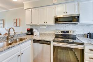Less Than 1 Mi to Beach Hilton Head Island Condo with Pool!