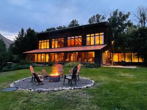 Bear Lodge with private Pool, Hottub, and Sauna!