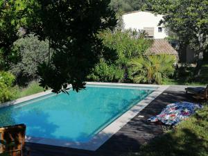 Maisons de vacances Charmant logement provencal avec piscine a deux pas du village medieval : photos des chambres