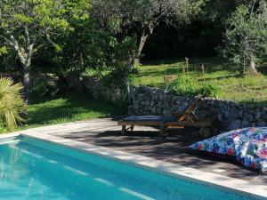 Maisons de vacances Charmant logement provencal avec piscine a deux pas du village medieval : photos des chambres