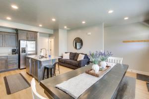 Garden City Townhome, Close to Parks + Downtown!