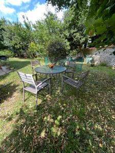 Sejours chez l'habitant Independent studio with garden in a charming guest house very close to Paris - separate entrance : Chambre Double avec Salle de Bains Privative