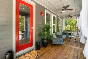 Secret Pool Cabana- Mins to Downtown and Beach