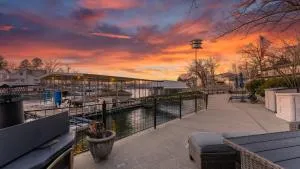 PRIVATE LAKE HOUSE Sleeps Large Groups ON THE WATER Swim n Boat Dock LOTS of AMENITIES - Rolla