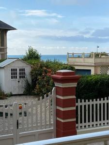 JOLI STUDIO VUE MER , plage au bout de la rue !