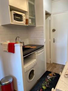 JOLI STUDIO VUE MER , plage au bout de la rue !