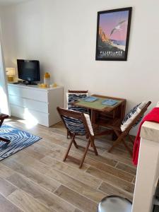 JOLI STUDIO VUE MER , plage au bout de la rue !