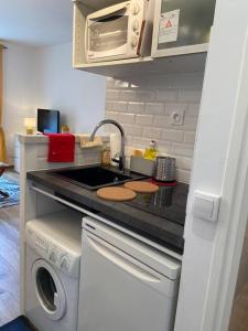 JOLI STUDIO VUE MER , plage au bout de la rue !