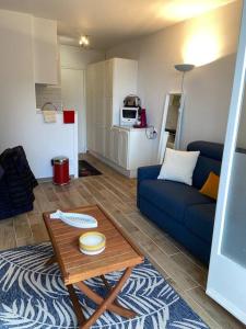 Appartements JOLI STUDIO VUE MER , plage au bout de la rue ! : photos des chambres