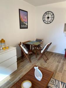 Appartements JOLI STUDIO VUE MER , plage au bout de la rue ! : photos des chambres