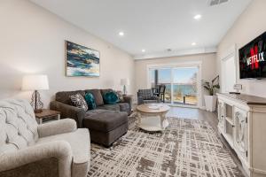 Luxury Downtown 2BDR Lake View Penthouse Condo steps to Beach 302W