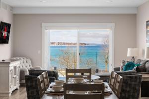 Luxury Downtown 2BDR Lake View Penthouse Condo steps to Beach 302W