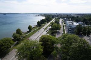 Luxury Downtown 2BDR Lake View Penthouse Condo steps to Beach 302W
