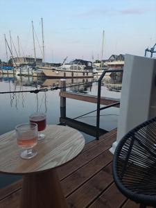 Cosy tiny houseboats near beach and restaurants by Weltevreden Experience