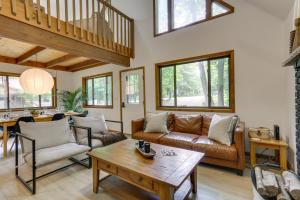 Screened Porch and Grill Lake Ariel Vacation Rental