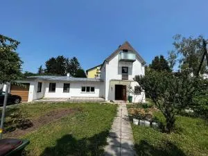 Central-Vintage Villa with free Parking and 5min walk to Metro - Rustenfeld