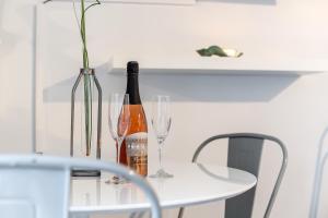 Beautiful Lake View Studio Condo at The Shores