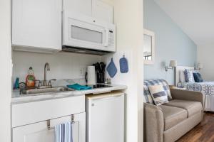 Beautiful Bay View Couples Retreat at The Shores 5586