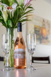 Beautiful Bay View Couples Retreat at The Shores 5586