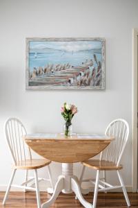 Beautiful Bay View Couples Retreat at The Shores 5586