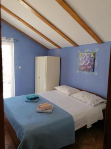 Two-Bedroom Apartment with Terrace and Sea View room in Apartment Kukljica 8209a