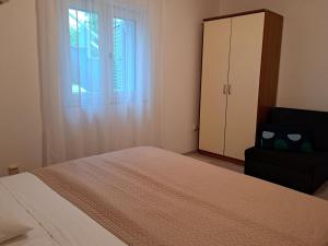 Apartments with parking space Njivice, Krk - 14932