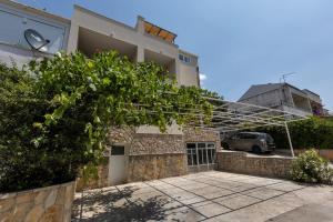 Apartments with a parking space Makarska - 21544