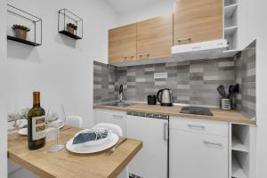 Apartments with parking space Makarska - 21544